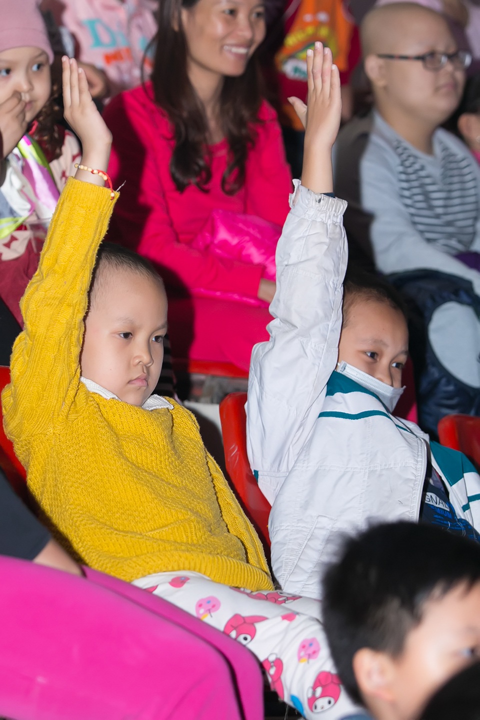 Nhói lòng trước cảnh bệnh nhi hiểm nghèo bịt khẩu trang đi xem xiếc - 4 Không chỉ xem rất say sưa, các em còn mạnh dạn tham gia các trò chơi do các nghệ sĩ đưa ra.