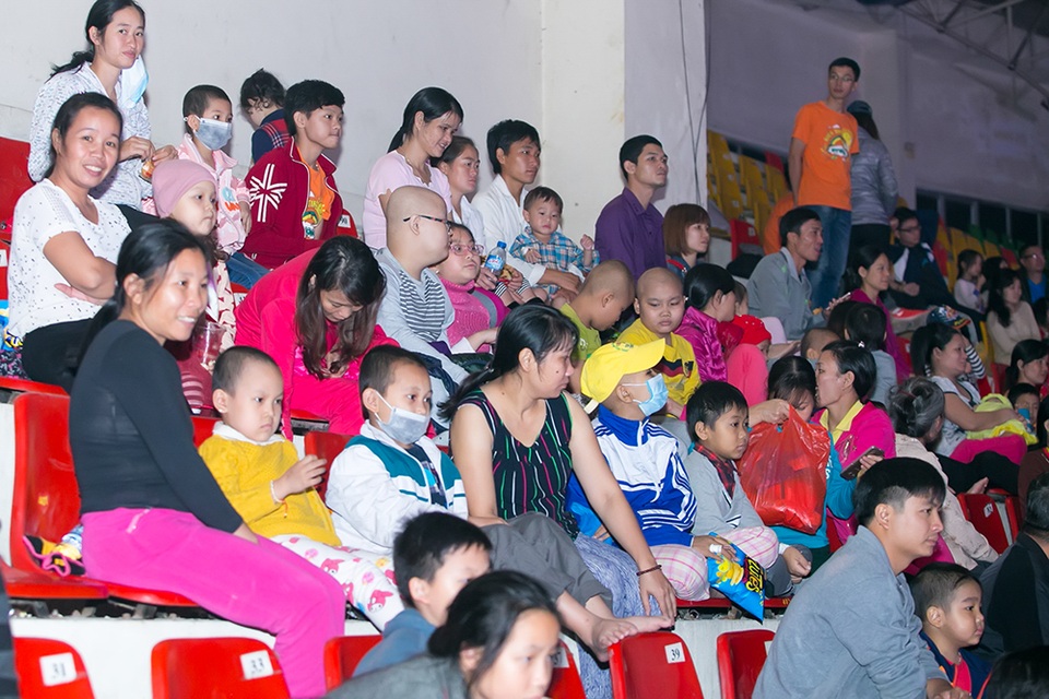 Nhói lòng trước cảnh bệnh nhi hiểm nghèo bịt khẩu trang đi xem xiếc - 1 Các bệnh nhi và bố mẹ được bố trí một khu riêng để thuận lợi trong việc xem xiếc.