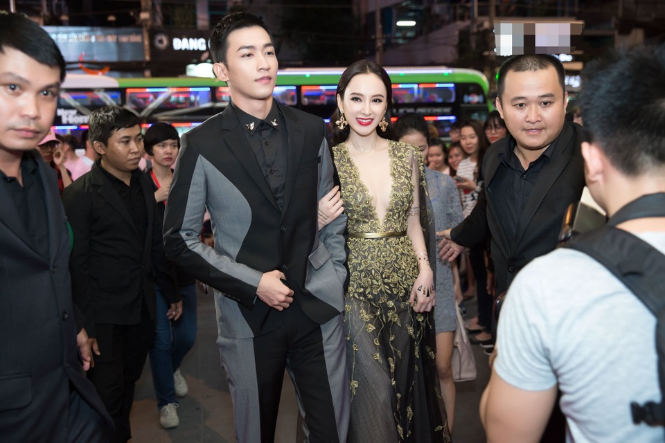 Võ Cảnh lên tiếng chuyện "phim giả tình thật" với Angela Phương Trinh - 6 Trước đó, trong buổi ra mắt hôm 11/11, Võ Cảnh – Angela Phương Trinh nhận được khá nhiều sự chú ý. Họ nhận hàng loạt tiết cổ vũ, reo hò từ người hâm mộ khi bước xuống xe cùng nhau. Võ Cảnh “ghi điểm” trong mắt khán giả với hình ảnh lịch lãm, chuẩn “soái ca” và những hành động ga-lăng khi hộ tống bạn diễn Angela Phương Trinh trên thảm đỏ.