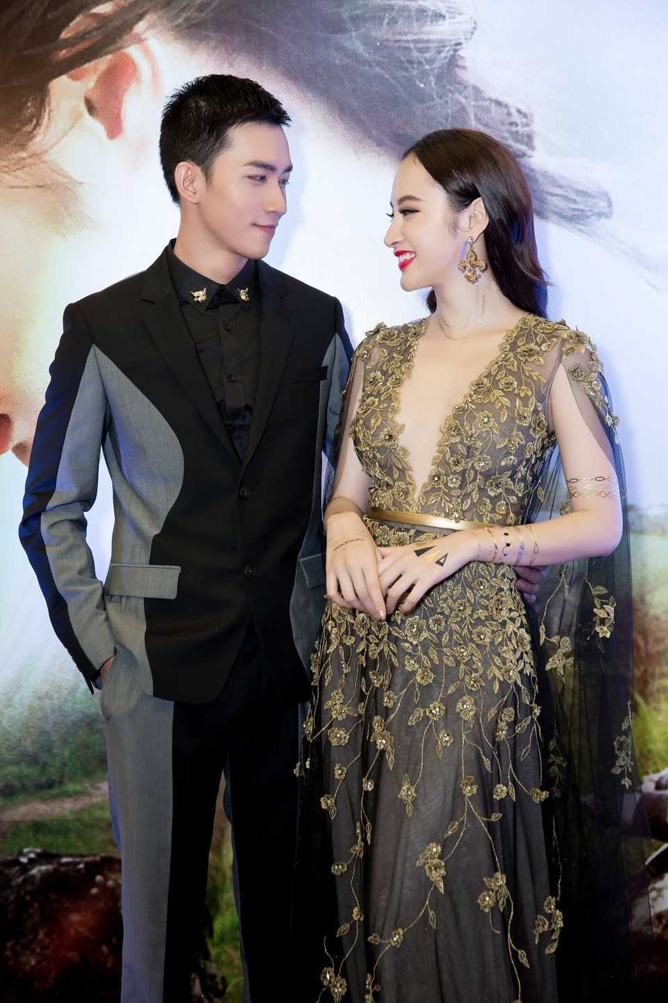 Võ Cảnh lên tiếng chuyện "phim giả tình thật" với Angela Phương Trinh - 8 Thời gian gần đây, Angela Phương Trinh và Võ Cảnh thường xuyên xuất hiện và bị ghi lại những khoảnh khắc tình cảm bên nhau nên khiến khán giả đặt nghi vấn “phim giả tình tình thật”. Trong sự kiện công chiếu, cặp diễn viên bất ngờ khi MC Nguyên Khang đặt ra thắc mắc này trong phần giao lưu.