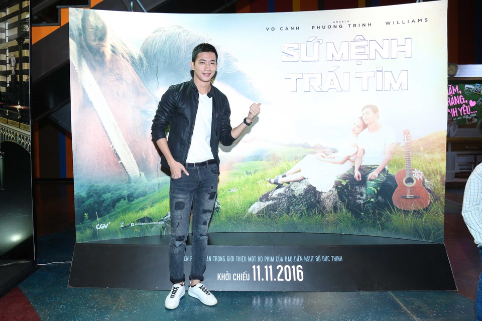 
Nam diễn viên chính Võ Cảnh cũng chia sẻ một số khó khăn trong quá trình ghi hình, nhất là hơn một tháng “dầm sương phơi nắng” trên vùng Tây Nguyên. Võ Cảnh tiết lộ, cảnh quay rơi xuống nước phải mất đến 5 ngày cho một khoảnh khắc phim ngắn ngủi, hay những phân đoạn đánh nhau cũng mất nhiều ngày để có được thước phim ưng ý nhất. Tuy nhiên, khi xem lại thành quả, anh cảm thấy hài lòng với sự cố gắng mà mình đã nghiêm túc đặt vào phim.
