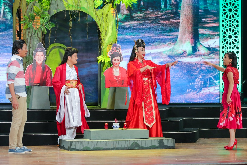 Nhã Phương bất ngờ khoe giọng hát cao vút trong liveshow Trường Giang - 5 Trấn Thành, Cát Phượng và Kiều Minh Tuấn trong tiểu phẩm Đời không như là mơ.