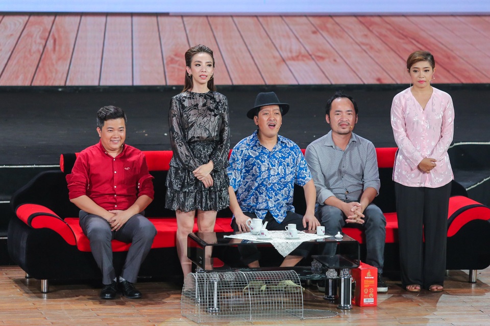 Nhã Phương bất ngờ khoe giọng hát cao vút trong liveshow Trường Giang - 3 Vở kịch Con tôi là giám đốc.