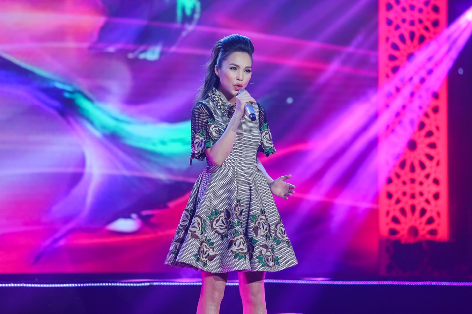 Nhã Phương bất ngờ khoe giọng hát cao vút trong liveshow Trường Giang - 7 Hiền Thục diện một chiếc váy đầy xinh xắn khi biểu diễn liên khúc Ai khổ vì ai, Một mai em đi.