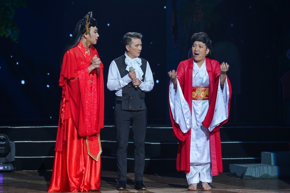 Nhã Phương bất ngờ khoe giọng hát cao vút trong liveshow Trường Giang - 6 Đàm Vĩnh Hưng biểu diễn trong liveshow Trường Giang.