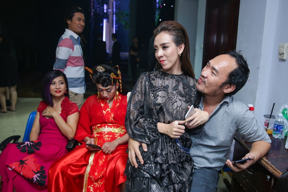 Lộ ảnh Nhã Phương chăm Trường Giang “từng li từng tí” trong hậu trường - 17 Thu Trang nhí nhảnh ngồi vào lòng chồng trước ánh mắt ghanh tỵ của bao người sau khi đã kết thúc vai diễn.
