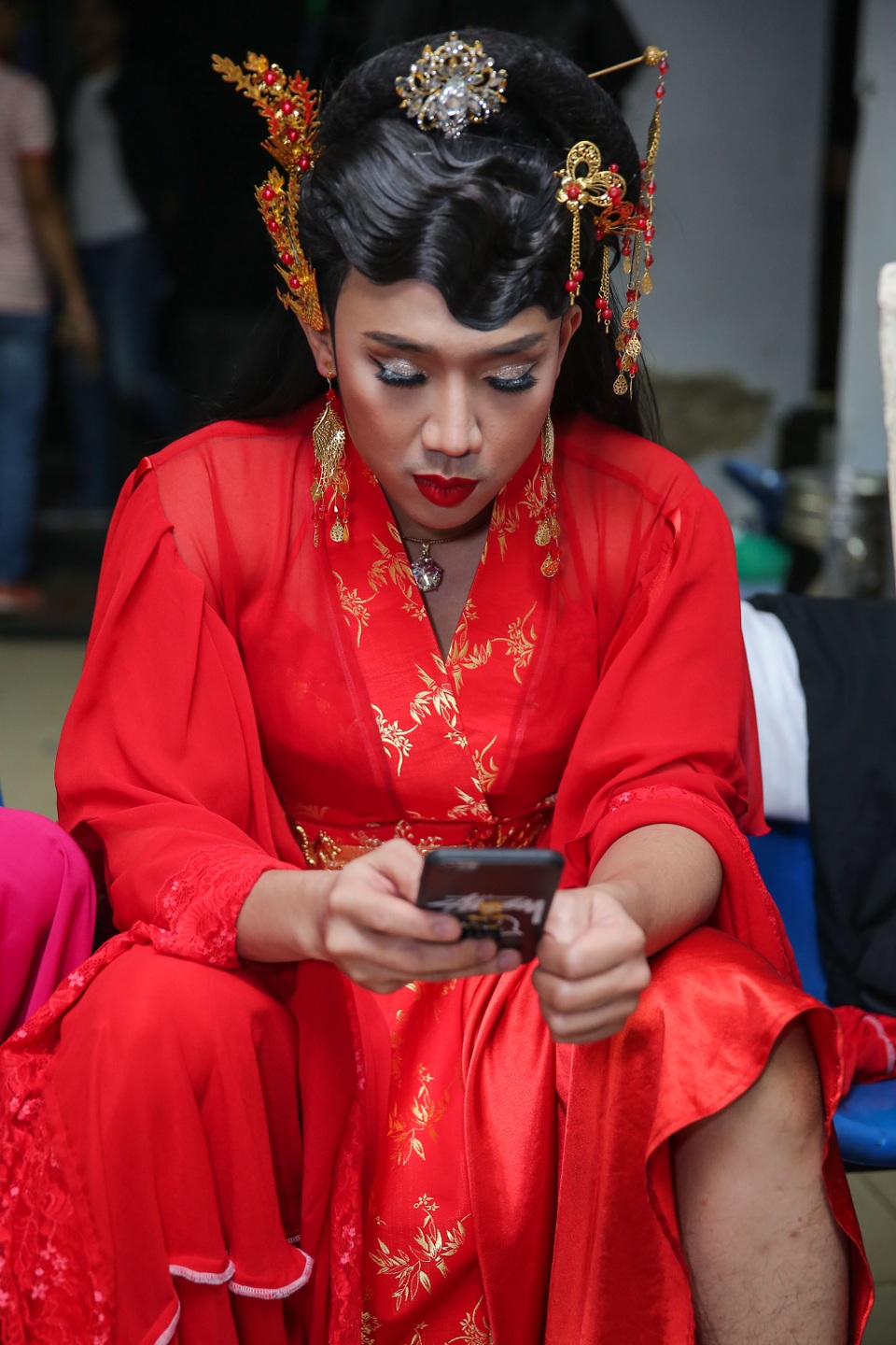 Lộ ảnh Nhã Phương chăm Trường Giang “từng li từng tí” trong hậu trường - 7 Và khoảnh khắc hớ hênh của cô Trấn Thành khu đang ngồi xem lại lời thoại.