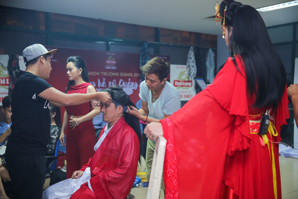 Lộ ảnh Nhã Phương chăm Trường Giang “từng li từng tí” trong hậu trường - 16 Trường Giang tất bật thay trang phục trước mỗi tiểu phẩm.