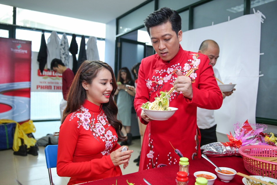 Lộ ảnh Nhã Phương chăm Trường Giang “từng li từng tí” trong hậu trường - 2 Trường Giang đón nhận bát bút từ tay người yêu nhưng trước khi ăn anh không quên bón cho người yêu trước sự chứng kiến của nhiều người.