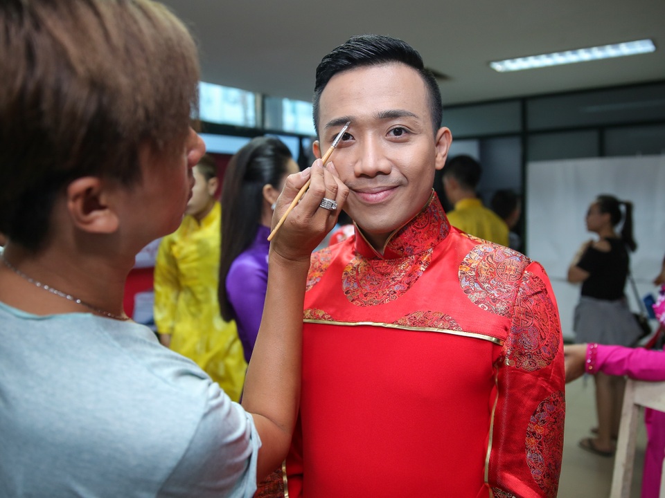 Lộ ảnh Nhã Phương chăm Trường Giang “từng li từng tí” trong hậu trường - 6 Trấn Thành lúc trang điểm...