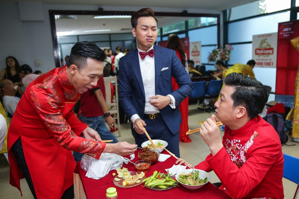 Lộ ảnh Nhã Phương chăm Trường Giang “từng li từng tí” trong hậu trường - 3 Lộ ảnh Nhã Phương chăm Trường Giang “từng li từng tí” trong hậu trường - 3