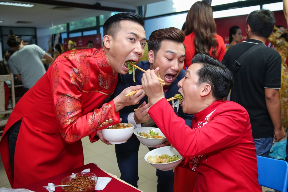 Lộ ảnh Nhã Phương chăm Trường Giang “từng li từng tí” trong hậu trường - 4 Phút tinh nghịch của bộ ba Thành Trung - Trấn Thành - Trường Giang. Tối qua, Trấn Thành vào một vai giả gái trong một tiểu phẩm của Trường Gian, còn Thành Trung đảm nhận vai trò dẫn dắt chương trình.