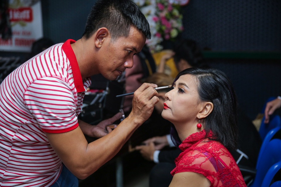 Lộ ảnh Nhã Phương chăm Trường Giang “từng li từng tí” trong hậu trường - 10 Lộ ảnh Nhã Phương chăm Trường Giang “từng li từng tí” trong hậu trường - 10