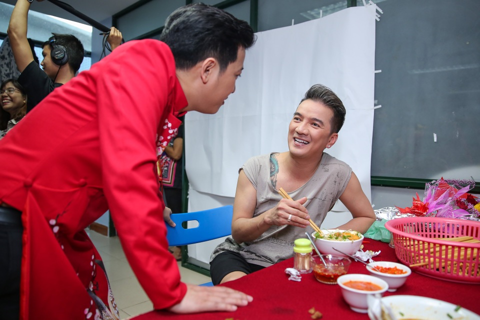 Lộ ảnh Nhã Phương chăm Trường Giang “từng li từng tí” trong hậu trường - 5 Đàm Vĩnh Hưng cũng góp mặt trong liveshơ của Trường Giang với 2 ca khúc.
