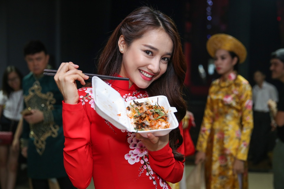 Lộ ảnh Nhã Phương chăm Trường Giang “từng li từng tí” trong hậu trường - 20 Khoảnh khắc xì tin của Nhã Phương trước khi lên sân khấu biểu diễn.
