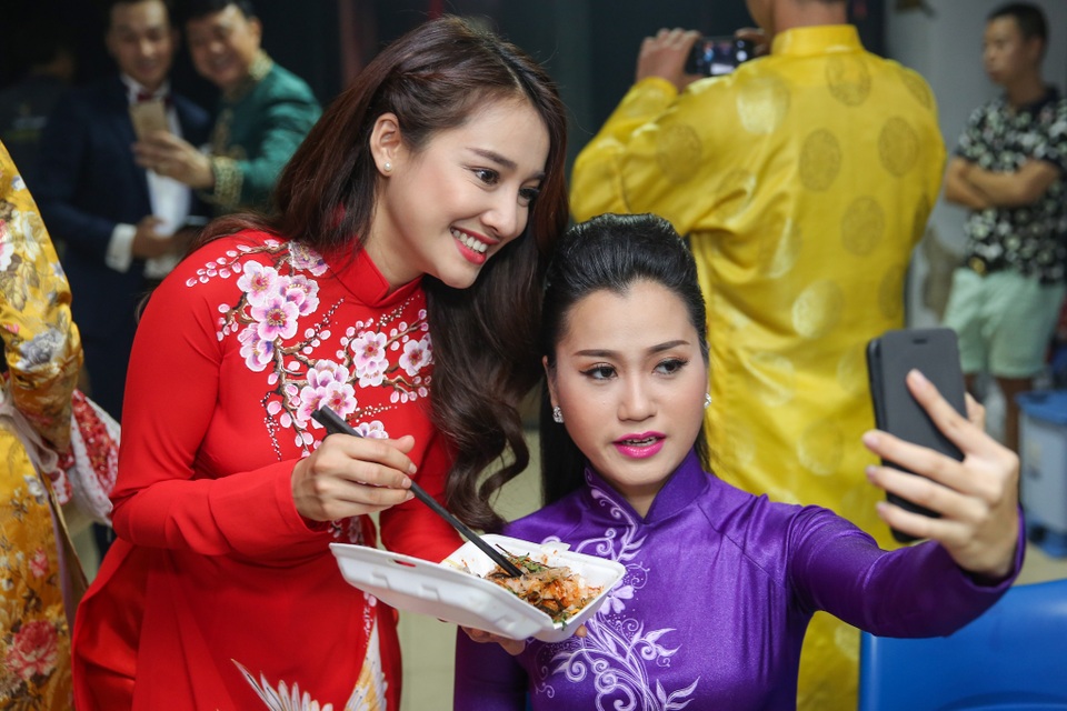 Lộ ảnh Nhã Phương chăm Trường Giang “từng li từng tí” trong hậu trường - 18 Lộ ảnh Nhã Phương chăm Trường Giang “từng li từng tí” trong hậu trường - 18