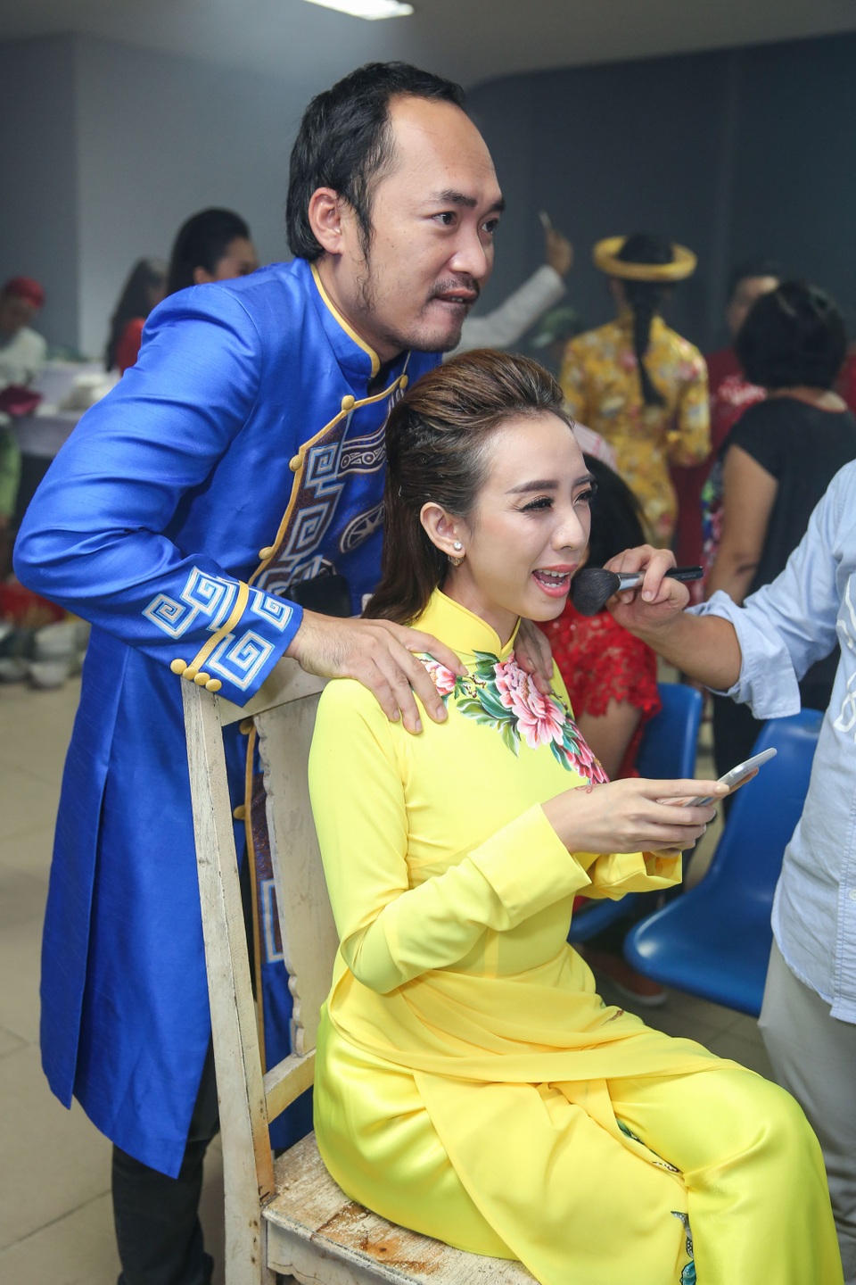 Lộ ảnh Nhã Phương chăm Trường Giang “từng li từng tí” trong hậu trường - 9 Cô được chồng là nam diễn viên Tiến Luật bóp vai động viên khi đang trang điểm.