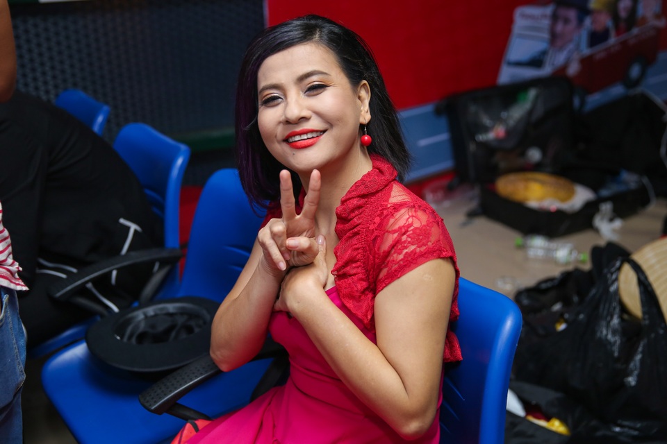 Lộ ảnh Nhã Phương chăm Trường Giang “từng li từng tí” trong hậu trường - 11 Trong khi đó Cát Phượng lại lẻ loi khi ngồi một mình.