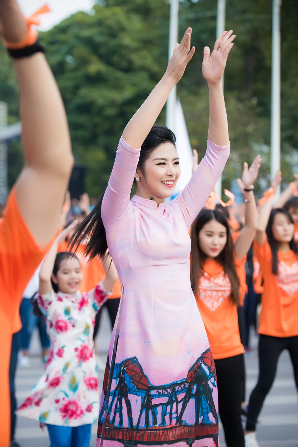 Ngọc Hân, Phan Anh bật khóc trước những món quà bất ngờ - 2 Cũng trong sự kiện chiều nay, ê kíp của chương trình thực tế “Người phụ nữ hạnh phúc” của VTV đã theo chân Ngọc Hân ghi hình lại một số hoạt động của cô. Ê-kíp bí mật chuẩn bị một poster “khổng lồ” với tấm ảnh rạng rỡ của Hoa hậu kèm theo lời chúc cô hạnh phúc. Khi nhìn thấy poster lớn này được treo tại một góc Hồ Hoàn Kiếm, Ngọc Hân đã không giấu được niềm vui.