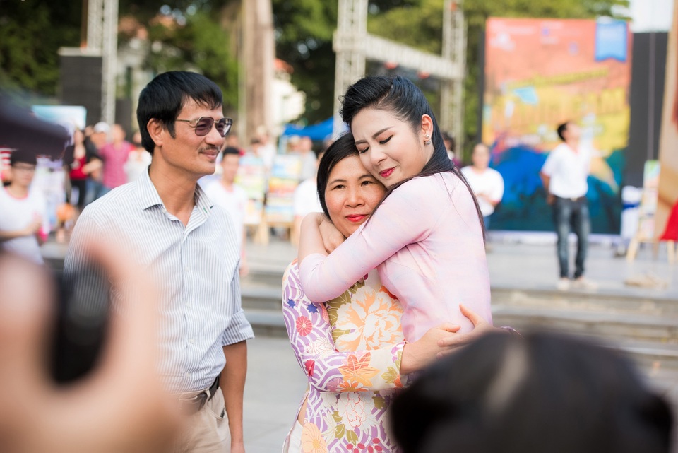 Ngọc Hân, Phan Anh bật khóc trước những món quà bất ngờ - 3 Một món quà khác mà show thực tế này dành tặng Ngọc Hân là sự xuất hiện bất ngờ của bố mẹ người đẹp. Hoa hậu chia sẻ, ê-kíp đã yêu cầu cô nhắm mắt lại để nhận quà. Cô đã làm theo và khi mở mắt, cô ngạc nhiên vì bố mẹ mình đứng trước mặt. Ngọc Hân không kiềm chế được cảm xúc, ôm mẹ và oà khóc. Bố mẹ đều dành những lời động viên và yêu thương cổ vũ cho Ngọc Hân, mong cô làm được nhiều điều tốt đẹp hơn cho cộng đồng, xã hội.