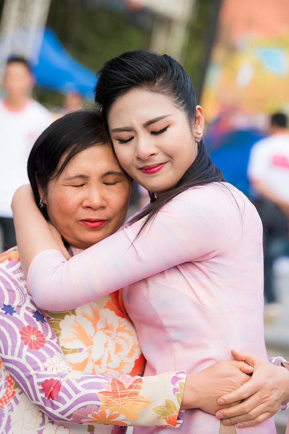 Ngọc Hân, Phan Anh bật khóc trước những món quà bất ngờ - 4 Ngọc Hân kể, vào buổi sáng, cô đã mời mẹ đến xem cô nhảy flashmob tại tượng đài Lý Thái Tổ nhưng bà từ chối vì bận việc. Sự thật là, ê kíp chương trình “Người phụ nữ hạnh phúc” đã yêu cầu bố mẹ Hoa hậu giữ bí mật để tặng cô món quà bất ngờ.