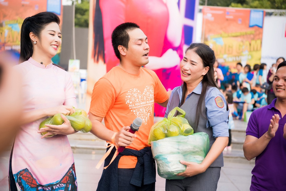 Ngọc Hân, Phan Anh bật khóc trước những món quà bất ngờ - 7 Trước đó, Phan Anh kể rằng, mỗi lần chạy ngang Phương Mỹ, Phương Điền (Hà Tĩnh) qua khúc cua là thấy bà con vẫy tay. Chiều hôm kia anh chạy qua đây thì thấy có một chị chạy theo, ra hiệu kéo cửa kính, dúi cho anh một gói kẹo cu đơ.