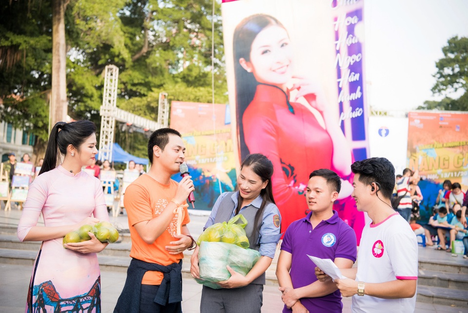 Ngọc Hân, Phan Anh bật khóc trước những món quà bất ngờ - 8 “Chúng tôi cười trêu, có một gói thế tụi em ăn sao đủ đơ rồi chào tạm biệt! Ai ngờ chưa kịp khoe, chưa kịp kể trên face mà ngày hôm nay các bạn bên Đài đã phát hiện ra chi tiết đó và nhờ một bạn ở nhóm Thiện Tâm tìm chị, đưa chị ra Hà Nội”.
