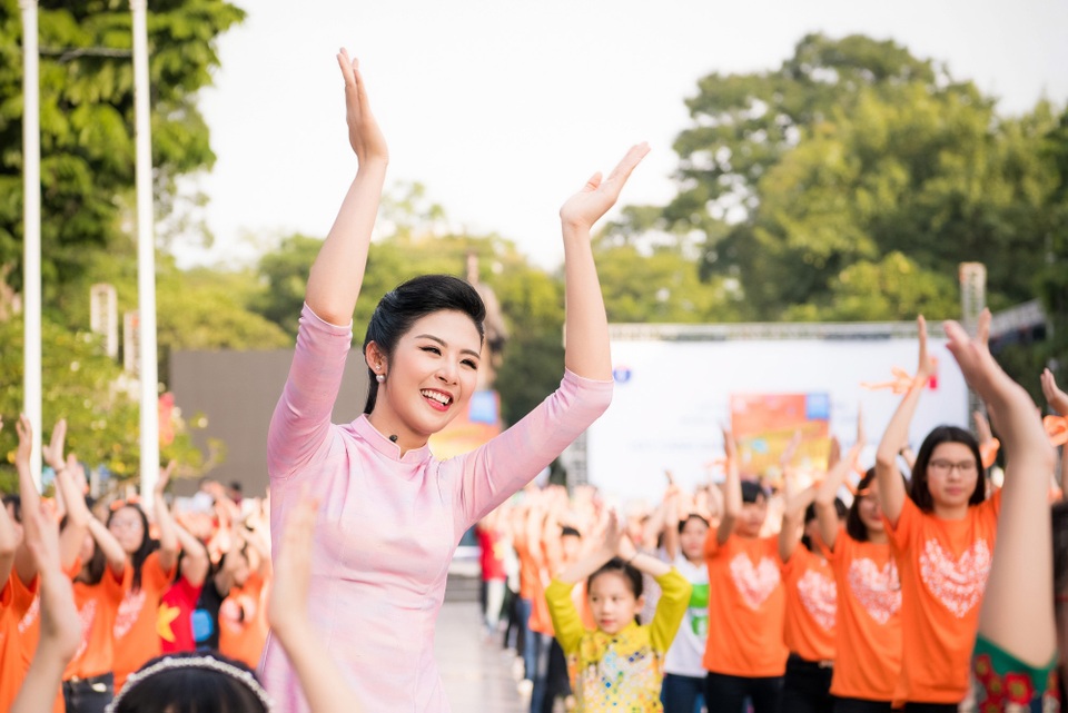 Ngọc Hân, Phan Anh bật khóc trước những món quà bất ngờ - 10 “Đến ngay cả chiều qua lúc đoàn phim đang quay những cảnh cho trailer về Tình thầy trò vùng lũ cũng có một chị chạy vụt tới, dúi cho túi bóng có 5 trái cam, chắc là những trái to nhất trong vườn nhà, rồi lại chạy vụt đi, chưa kịp nhận ra chị là ai. Chắc chị ngại vì cho rằng tình quê chỉ có bấy nhiêu thôi. Nhưng bà con ơi! Những gói kẹo, trái cam, bữa cơm cá sông, rau chuối.. giản dị, đơn sơ đó lại là những điều vô giá với chúng con. Vô giá!”