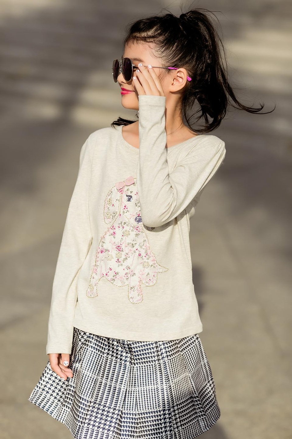 “Là một nghệ sĩ, đặc biệt là công việc sản xuất phim khiến tôi không có nhiều thời gian. Tuy nhiên, suốt những năm qua, tôi luôn biết cách cân bằng để có thể vừa theo đuổi đam mê và hoàn thiện trách nghiệm của người mẹ, người phụ nữ của gia đình. Bé Bảo Tiên chính là động lực lớn nhất hiện tại để tôi vượt qua mọi khó khăn, áp lực trong cuộc sống và công việc. Và một ngày có làm việc tất bật đến đâu hay đi công tác xa, tôi vẫn dành khoảng thời gian nhất định để trò chuyện, tâm sự với con gái.