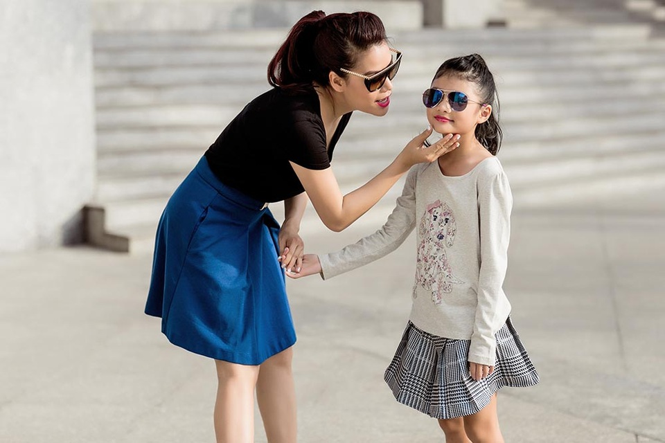 
Thời điểm hiện tại, Trương Ngọc Ánh khá bận rộn khi vừa bấm máy dự án phim điện ảnh mới. Song song đó, chị cũng đang cùng các cộng sự vận động quyên góp để xây cầu và làm được tại một số cù lao tại Tiền Giang, giúp các em nhỏ có thể có con đường đến trường lành lặn. Tuy dành nhiều tâm huyết cho công việc, song việc quan tâm, chăm sóc cô cô con gái đáng yêu, ngoan ngoãn vẫn được Trương Ngọc Ánh đặt lên hàng đầu.
