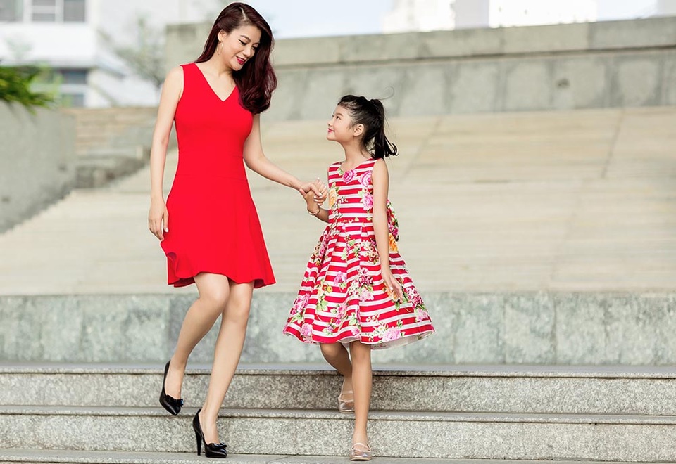 Nhân dịp đón tuổi mới, Trương Ngọc Ánh vừa cùng con gái Bảo Tiên thực hiện bộ ảnh street style đầy ấn tượng. Trong những khoảnh khắc mới nhất, Trương Ngọc Ánh tự tin khoe nhan sắc trẻ trung, xinh đẹp khi đi dạo phố cùng con gái cưng.