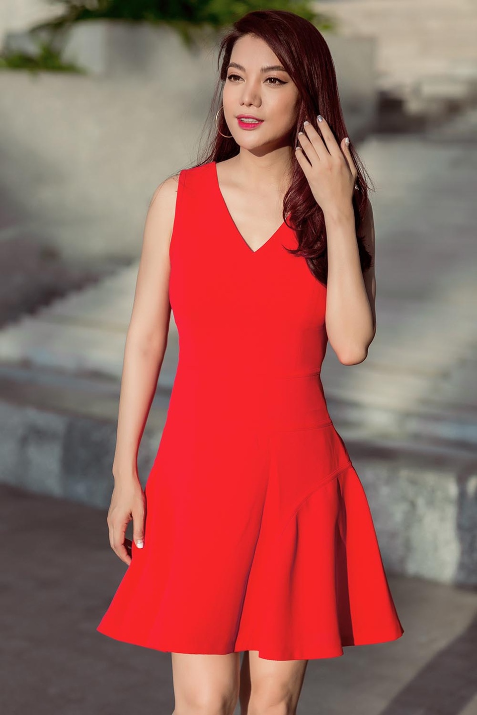 Dù lựa chọn những bộ trang phục đơn giản như áo thun với quần jean, chân váy kiểu xếp ly hay chỉ là những chiếc đầm kiểu truyền thống, song nữ diễn viên phim “Hương Ga” vẫn tự tin ghi điểm bởi gu ăn mặc tinh tế và sành điệu.