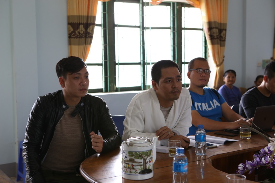 Trao đổi với các thầy cô giáo và chính quyền địa phương để tìm giải pháp giúp các em học sinh vùng lũ bớt nguy hiểm mỗi mùa lũ về.