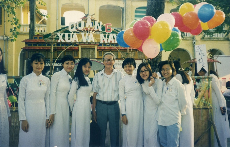 BTV Hoài Anh: “Điều tôi day dứt nhất là không gặp lại được thầy cô cũ” - 3
BTV Hoài Anh (thứ 3, từ trái sang phải) cùng thầy giáo và các bạn cùng lớp trong một sự kiện của trường thời còn học PTTH.