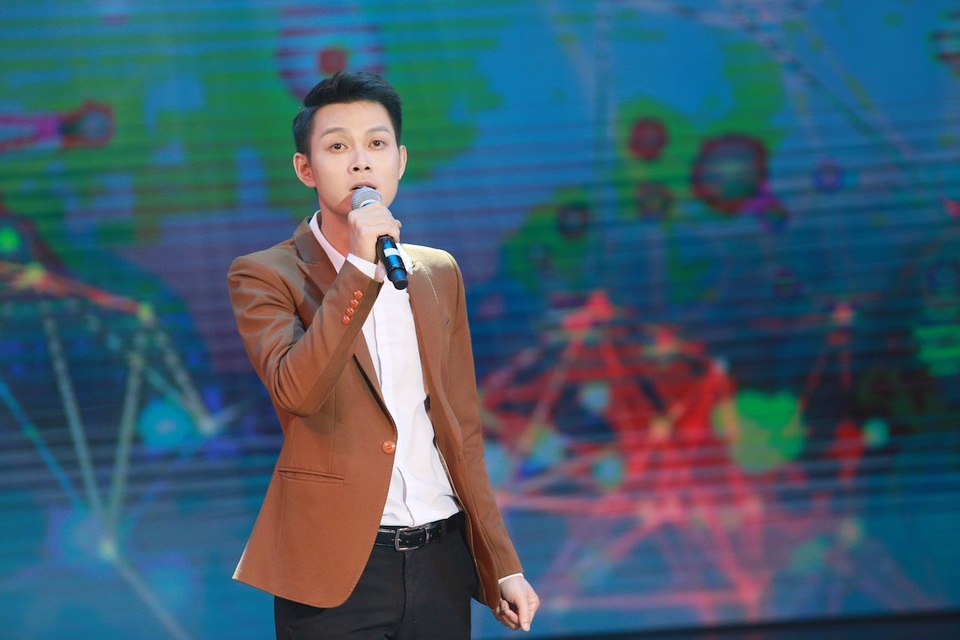 Thành Chung rưng rưng hát “Người thầy” bởi ơn nghĩa cao đẹp của người thầy - NSƯT Quốc Hưng đã chắp cánh cho anh được thực hiện giấc mơ hát của mình từ một chàng trai nghèo khó, bôn ba ngoài xã hội…