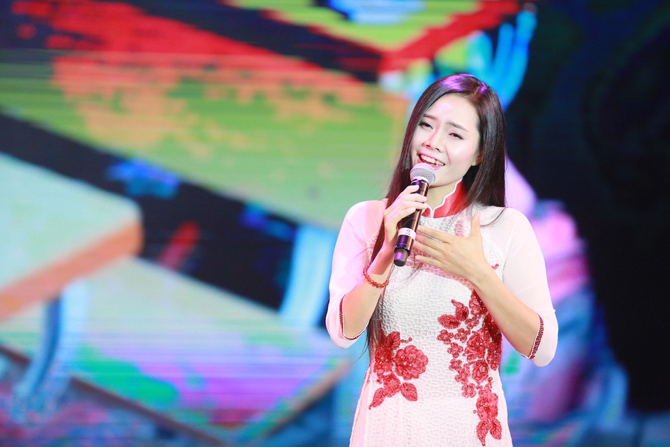 song ca cùng cô học trò giờ cũng là cô giáo Lương Nguyệt Anh.