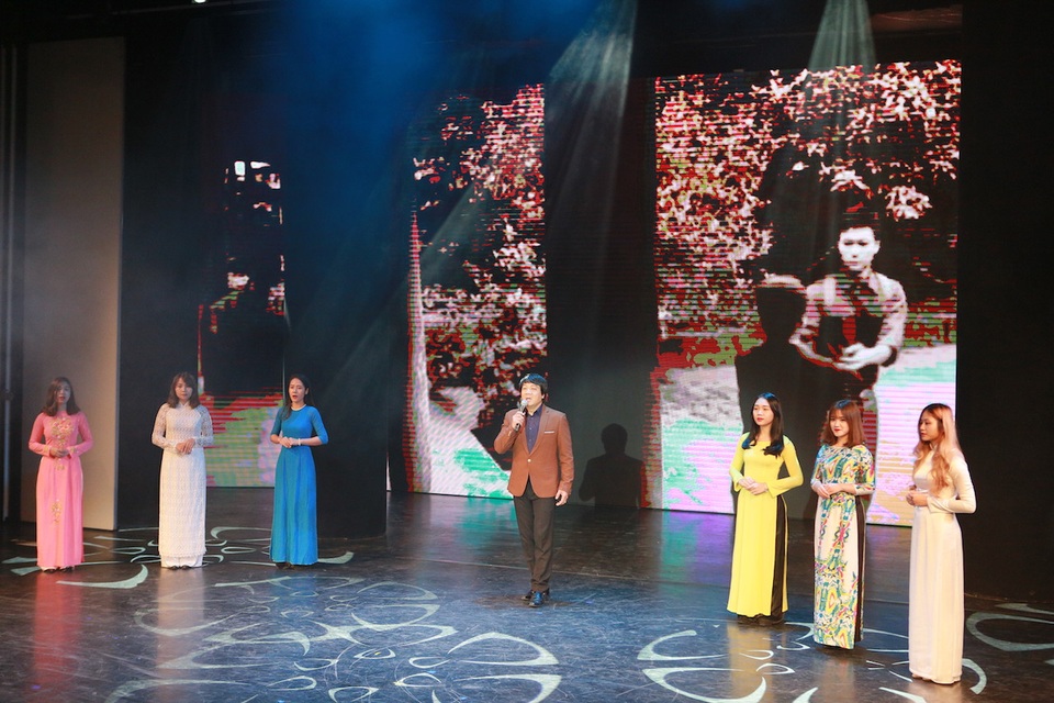 NSƯT Quốc Hưng hát cùng các thế hệ học trò của mình.