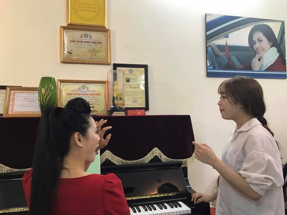 Cựu ca sĩ Sao Mai tâm sự về nghề giáo - 3 Sao Mai Lương Nguyệt Anh đang dạy học trò tại nhà riêng.