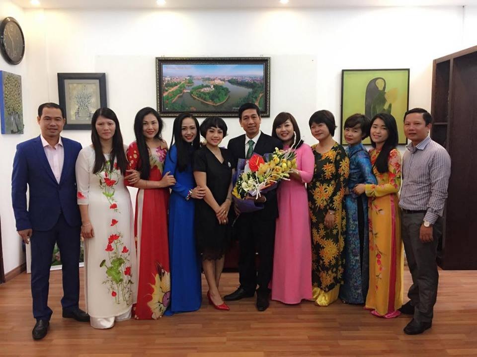 Cựu ca sĩ Sao Mai tâm sự về nghề giáo - 2 Ca sĩ - giảng viên Phương Thanh (áo dài xanh) cùng các thầy cô trong khoa Thanh nhạc của Đại học Văn hoá Hà Nội.