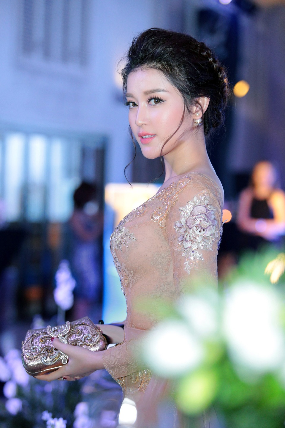 Huyền My chọn tông trang điểm trong sáng để phù hợp với màu sắc dịu dàng của bộ váy, cô cũng bới tóc cao vô cùng sang trọng và kết hợp tinh tế với những phụ kiện như giày cao gót màu nude, bóp cầm tay đính đá cùng tông màu. Có thể nói gu thời trang của Á hậu Việt Nam 2014 ngày càng tinh tế và quý phái.