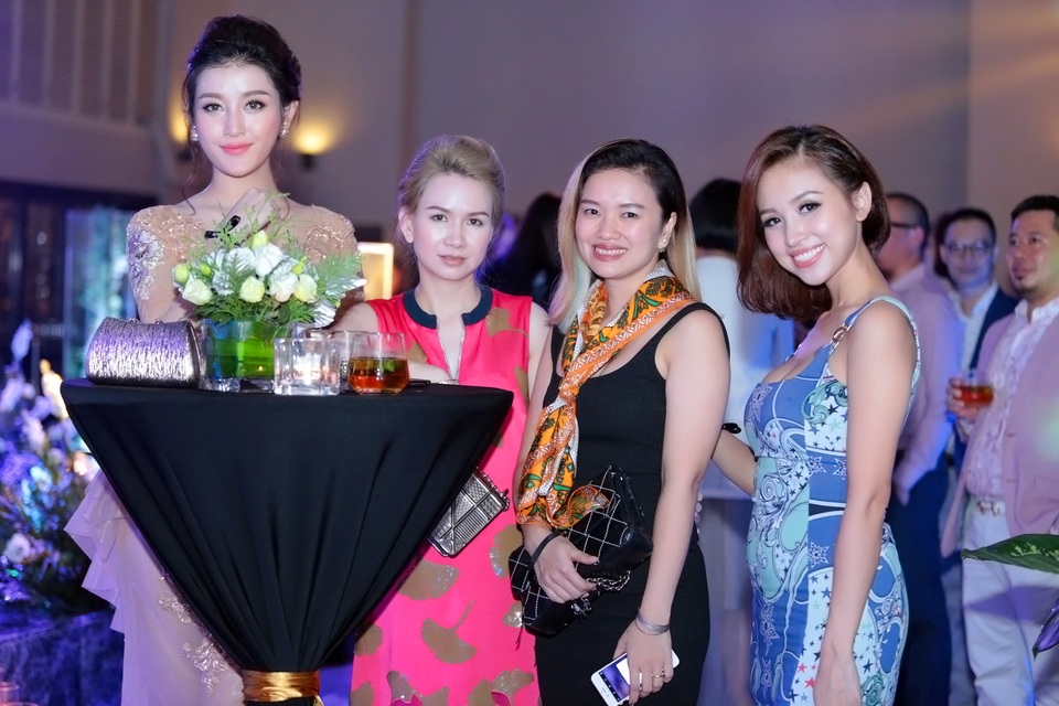 Điểm nhấn đáng chú ý trong set đồ của Á hậu là chiếc đồng hồ sang trọng và đẳng cấp có giá lên tới gần 160 triệu đồng. Được biết tới là một người đẹp đam mê phụ kiện, Huyền My sưu tầm cho mình rất nhiều món đồ từ bình dân cho đến đắt tiền. Á hậu từng chia sẻ cô thường xuyên sử dụng trang phục của các nhà thiết kế trong nước nhưng kết hợp với các phụ kiện hàng hiệu để tăng thêm vẻ sang trọng và đẳng cấp.