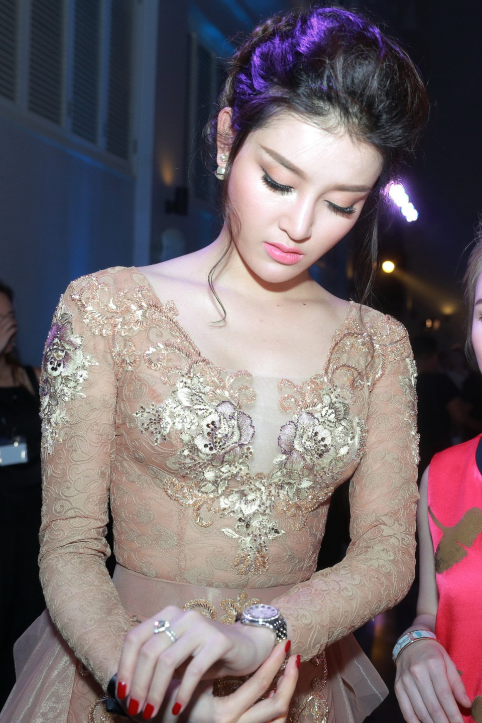 Người đẹp cũng rất tích cực tham gia nhiều hoạt động xã hội ý nghĩa: đi từ thiện tại hai tỉnh miền Trung để tặng quà cho đồng bào bị lũ lụt, tham gia tiêu huỷ mẫu vật ngà voi và sừng tê giác bị tịch thu từ buôn bán trái phép; đón hoàng tử Anh William tới Việt Nam tham dự hội nghị chống buôn bán trái phép động vật hoang dã tại Hà Nội...