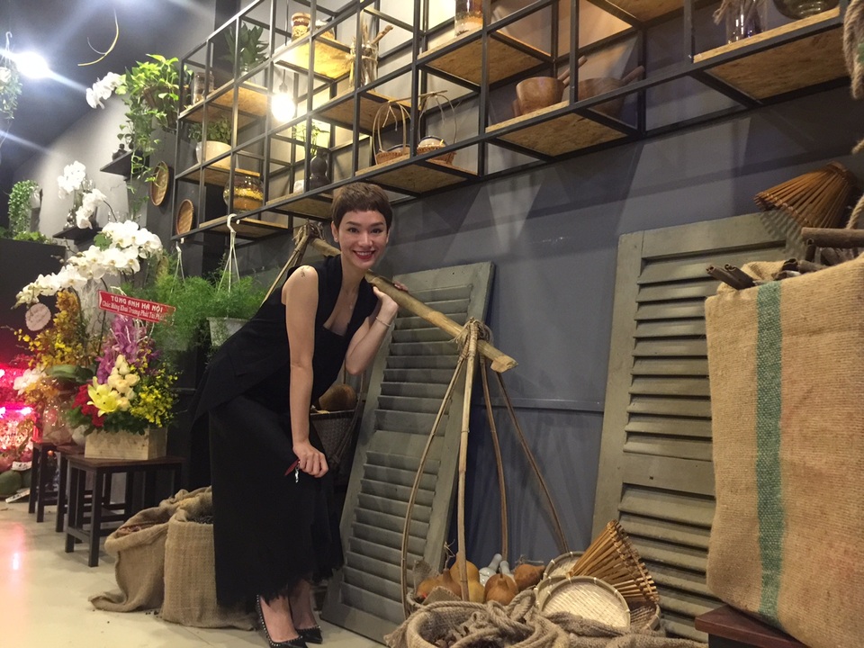 Lệ Quyên diện đồ gợi cảm, đi ăn tối cùng Quang Linh - 8