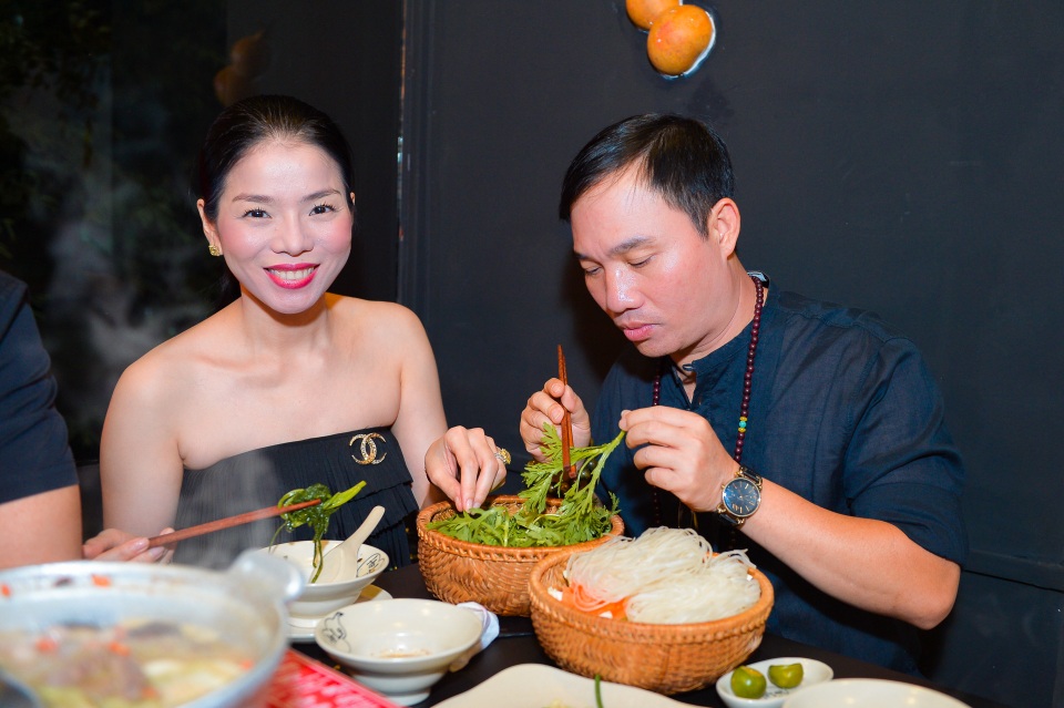 Lệ Quyên diện đồ gợi cảm, đi ăn tối cùng Quang Linh - 4 Cả hai vui vẻ ăn uống và trò chuyện mặc cho ống kính chĩa vào. Nam ca sĩ xứ Huế rất ga-lăng khi liên tục chăm sóc cô em ngồi bên cạnh.