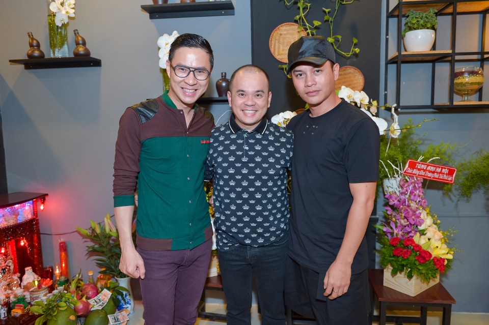 Lệ Quyên diện đồ gợi cảm, đi ăn tối cùng Quang Linh - 9 Cùng tham dự buổi khai trương còn có Cindy Thái Tài, ca sĩ Đăng Khôi, quán quân Vietnamidol Janice Phương, ca sĩ Phan Anh, MC Anh Quân, đặc biệt là sự xuất hiện trở lại khá bất ngờ của ca sĩ Trà My idol...