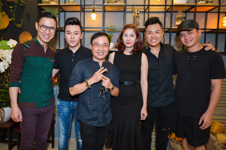 Lệ Quyên diện đồ gợi cảm, đi ăn tối cùng Quang Linh - 2 Lệ Quyên và Quang Linh có mặt tại sự kiện từ rất sớm. Nữ ca sĩ thu hút mọi ánh nhìn với bộ đầm vai trần gợi cảm và nhất định kè kè bên Quang Linh trong bữa lẩu tối.