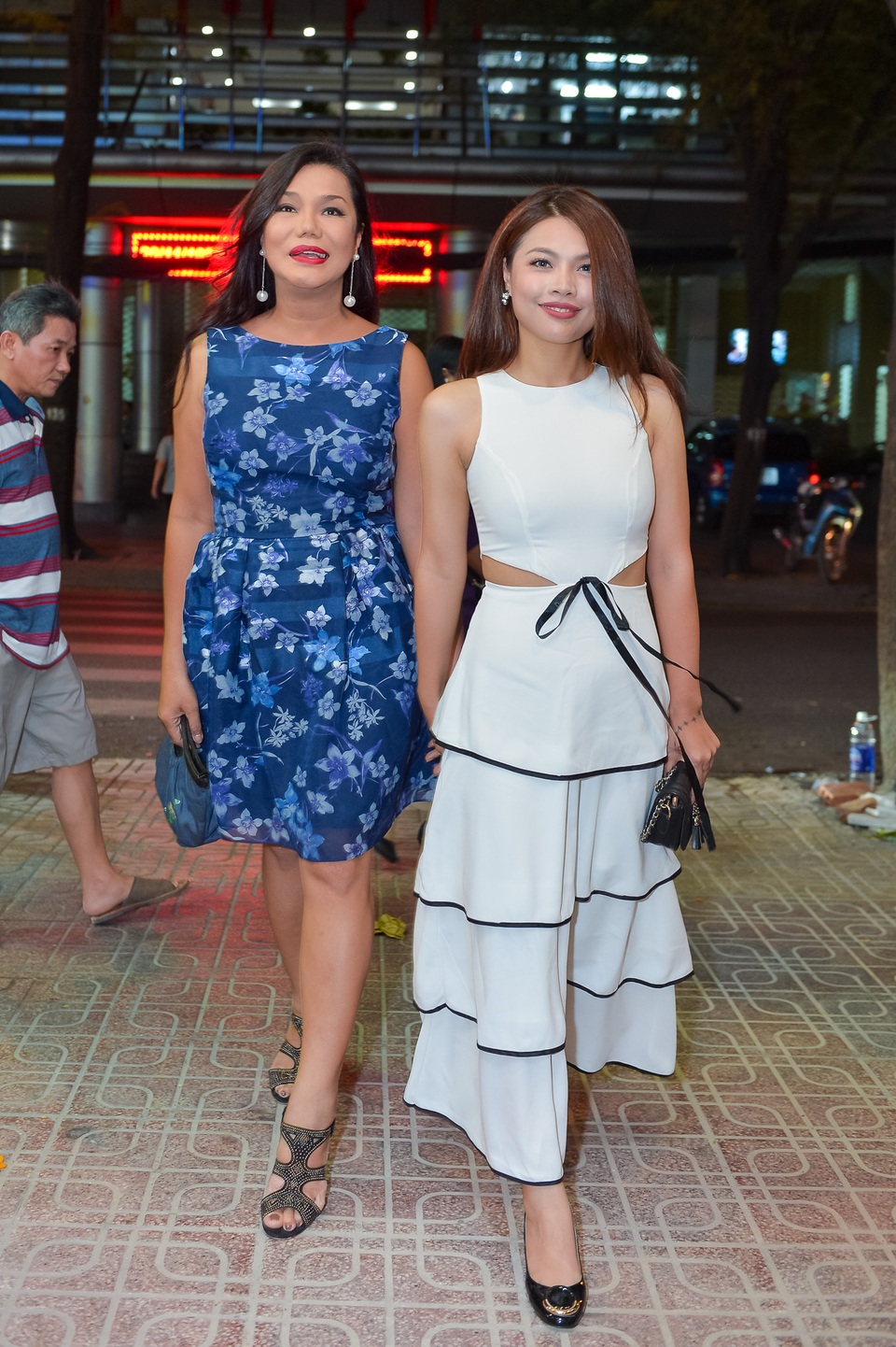 Lệ Quyên diện đồ gợi cảm, đi ăn tối cùng Quang Linh - 7 Lệ Quyên diện đồ gợi cảm, đi ăn tối cùng Quang Linh - 7