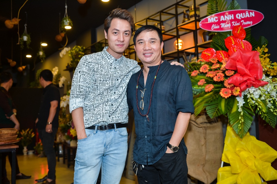 Lệ Quyên diện đồ gợi cảm, đi ăn tối cùng Quang Linh - 11 Ca sĩ Quang Linh và Đăng Khôi.