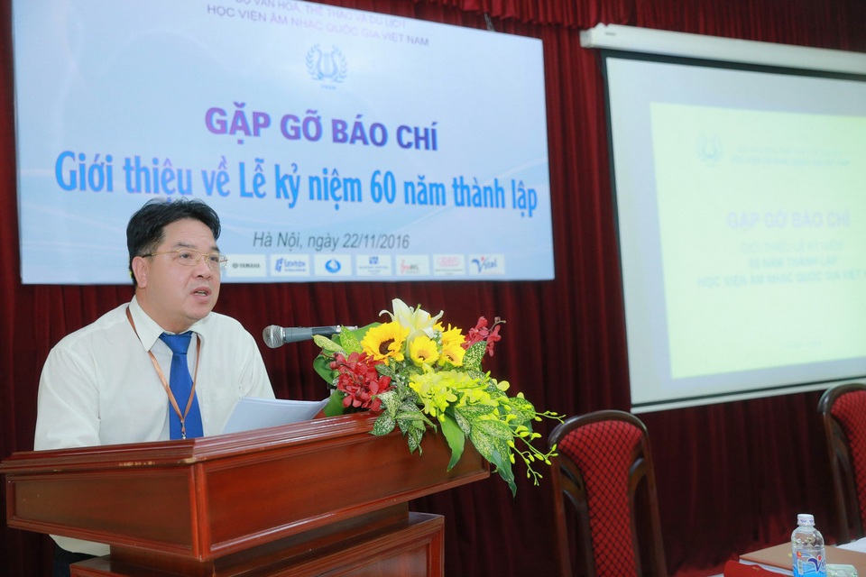 Tiến sĩ Lê Anh Tuấn – Giám đốc Học viện Âm nhạc quốc gia chia sẻ thong tin trong buổi gặp gỡ báo chí.