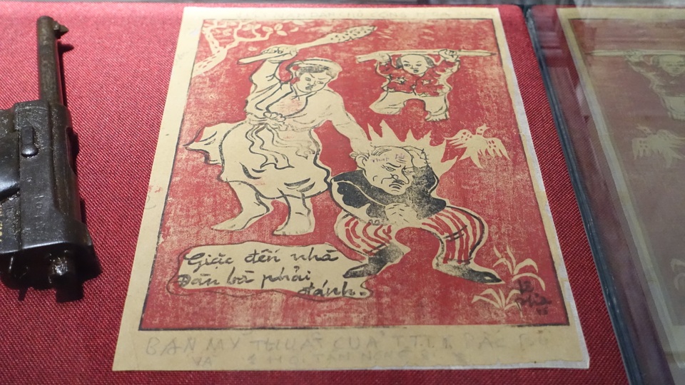 Tờ tranh Giặc đến nhà đàn bà phải đánh của hoạ sĩ Lê Phả - 1945.